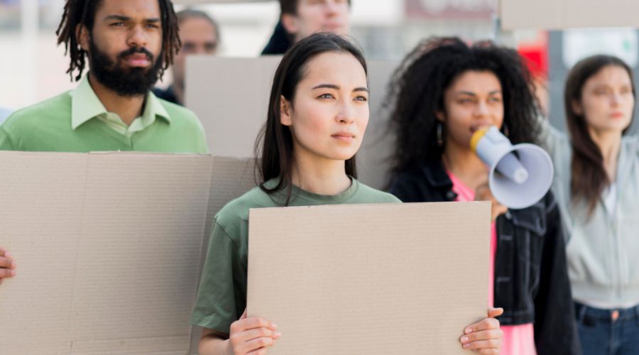 Social movements and activism undergo a digital transformation through virtual assistants who amplify campaigns and ensure online visibility.